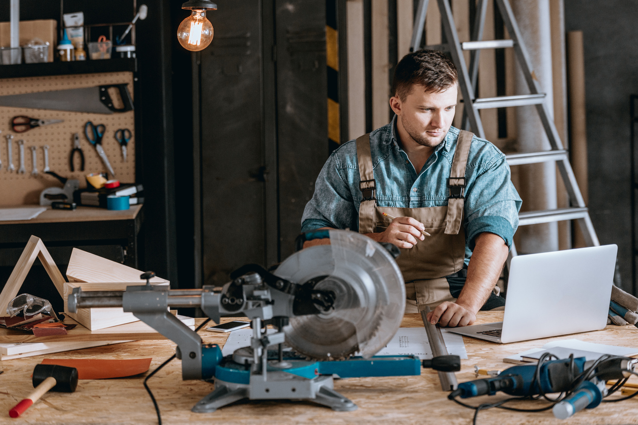 carpenter reading laptop